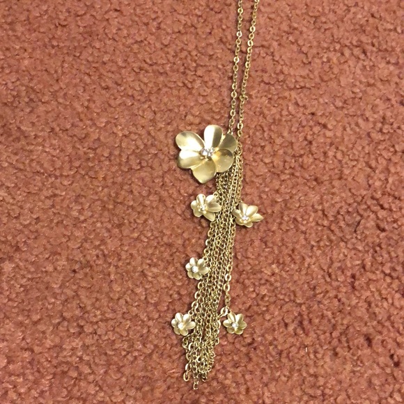 Jewelry - Stunning Rhinestone Flower Tassel Necklace